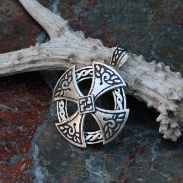 Detalle intrincado del diseño celta en plata pura